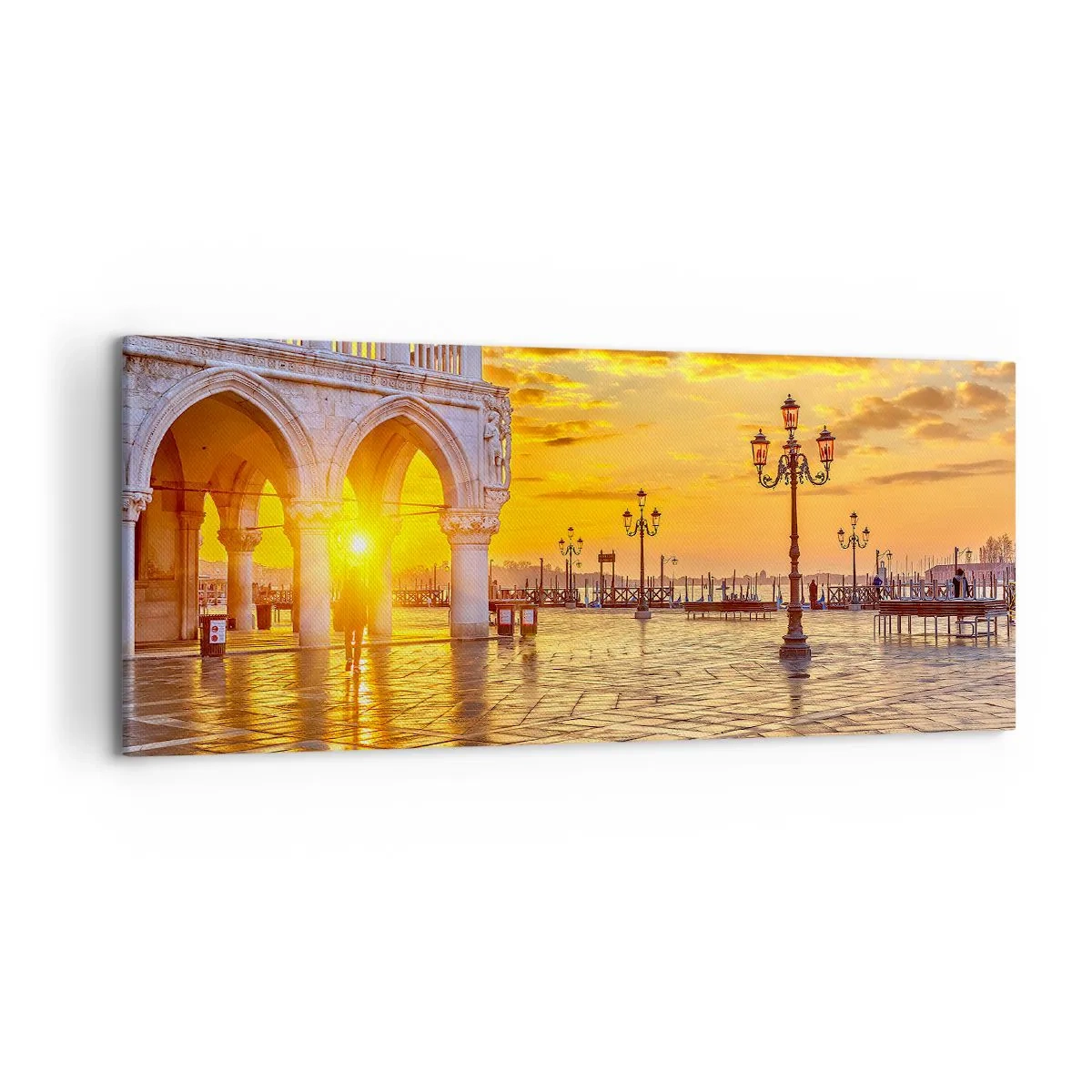 Impression sur toile - Image sur toile - Coucher de soleil doré sur la place de la ville avec des arcades et des lampes - 120x50cm - Où est tout le monde? - Décoration murale moderne pour le salon et la chambre ARTTOR