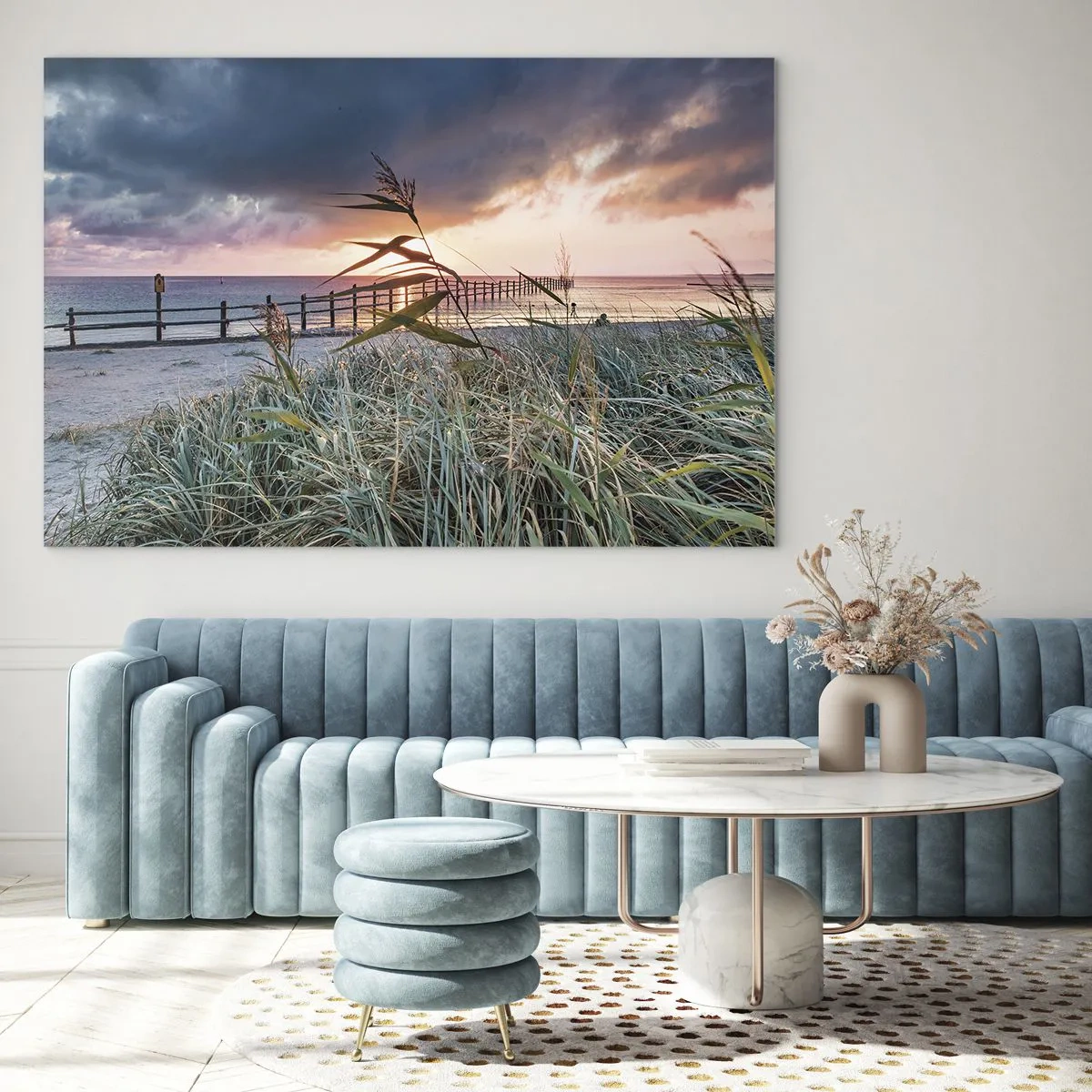 Impression sur verre - Image sur verre - La plage au coucher du soleil avec vue sur la jetée, entourée d'herbe - 70x50cm - Ça ne passe pas avec le vent - Décoration murale moderne pour le salon et la chambre ARTTOR