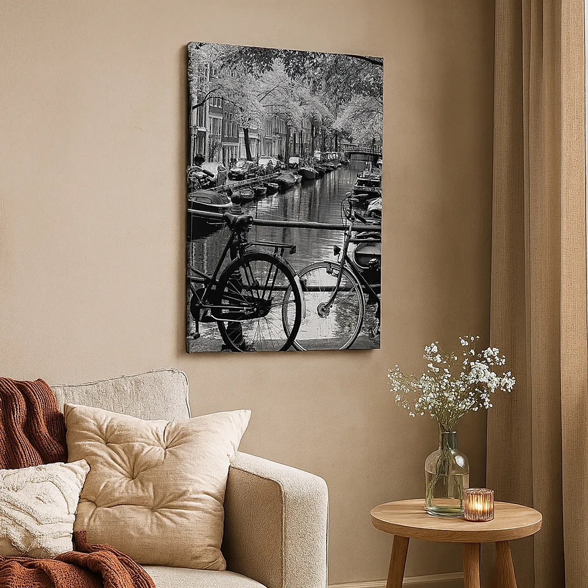 Impression sur toile - Image sur toile - Canal avec des vélos en photographie noir et blanc - 50x70cm - Une vue très hollandaise - Décoration murale moderne pour le salon et la chambre ARTTOR