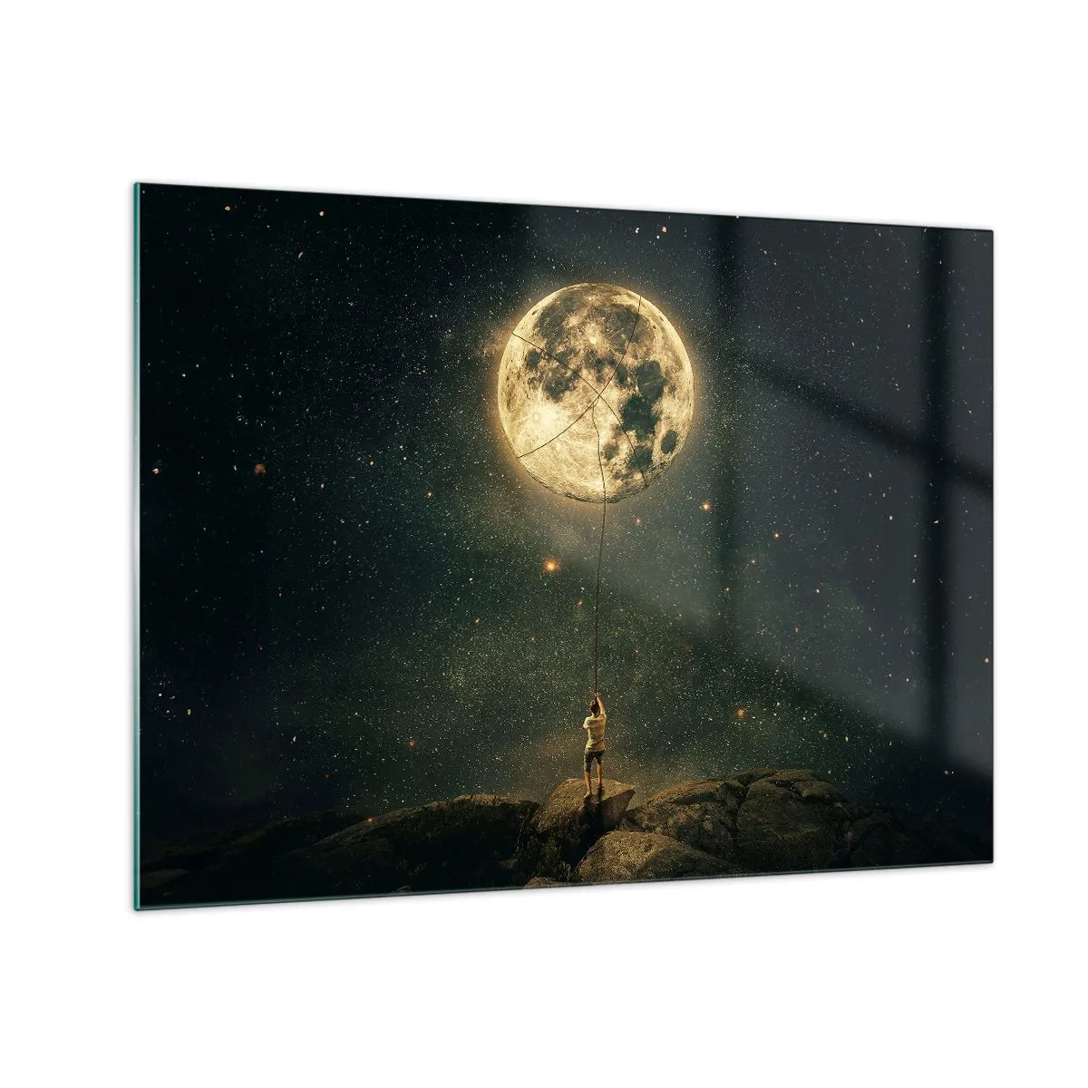 Impression sur verre - Image sur verre - Une figure sur un rocher tenant la lune, qui est piégée sur une corde. - 70x50cm - Celui qui a volé la lune - Décoration murale moderne pour le salon et la chambre ARTTOR