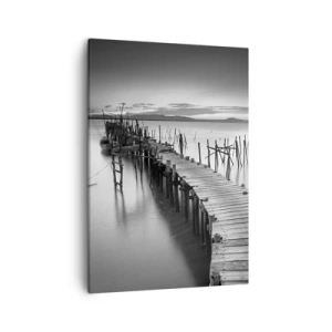 Impression sur toile - Image sur toile - Une jetée en bois sur un lac calme dans des tons de gris - 50x70cm - La paix d'un rivage oublié - Décoration murale moderne pour le salon et la chambre ARTTOR