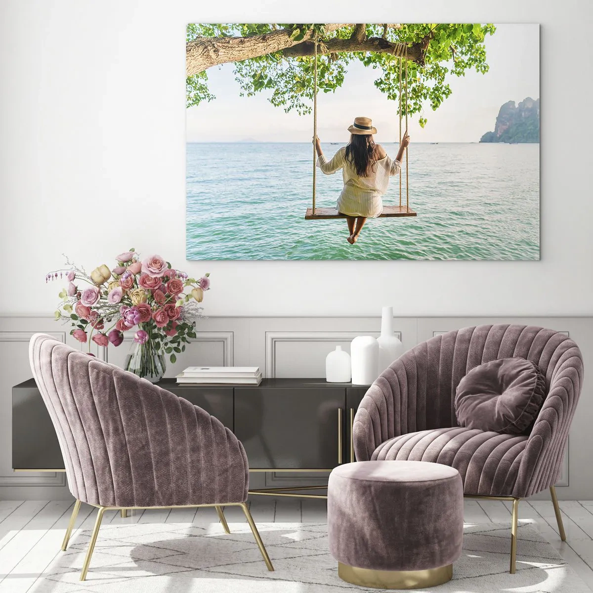Impression sur verre - Image sur verre - Femme sur une balançoire au bord de la mer dans un décor tropical - 120x80cm - La vie est belle - Décoration murale moderne pour le salon et la chambre ARTTOR