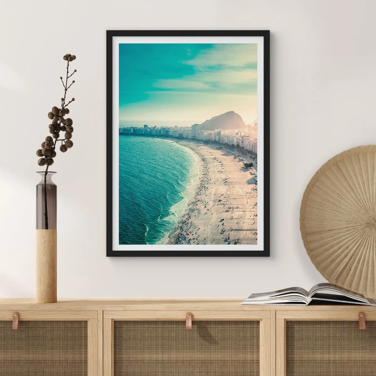 Affiche dans un cadre noir - Poster - Vue de la plage et de la ville au coucher du soleil - 50x70cm - Vacances éternelles à Rio - Décoration murale moderne pour le salon et la chambre ARTTOR