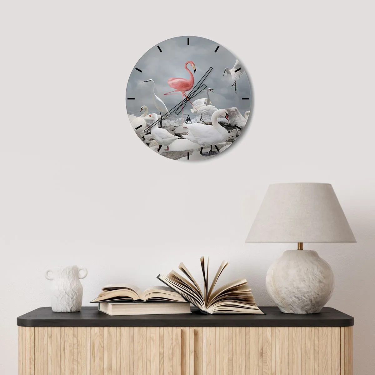 Horloge murale - Pendule murale - Un flamant rose parmi des cygnes blancs et des hérons au-dessus de l'eau - 30x30cm - Comment suis-je arrivé là? - Décoration murale moderne pour le salon, la cuisine et la chambre ARTTOR