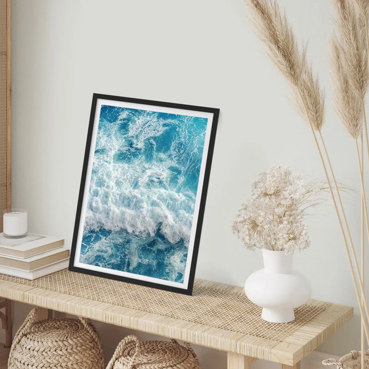 Affiche dans un cadre noir - Poster - Vagues de mer dynamiques dans des tons de bleu - 50x70cm - Joyeusement et en sautant - Décoration murale moderne pour le salon et la chambre ARTTOR