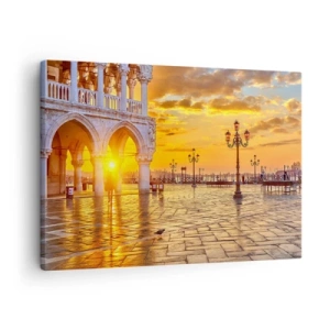 Impression sur toile - Image sur toile - Coucher de soleil doré sur la place de la ville avec des arcades et des lampes - 70x50cm - Où est tout le monde? - Décoration murale moderne pour le salon et la chambre ARTTOR