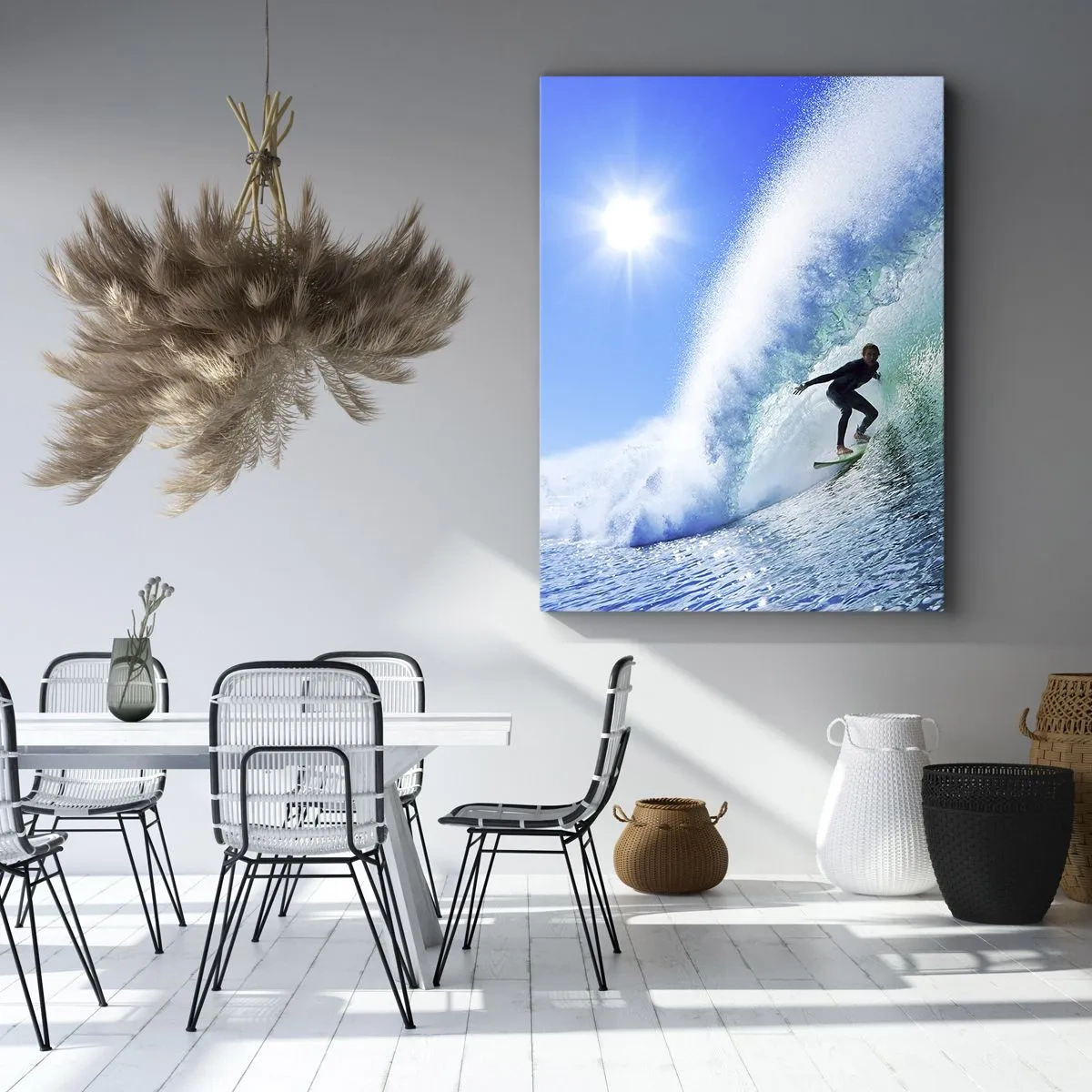 Impression sur toile - Image sur toile - Un surfeur sur une planche chevauche une vague puissante sous un ciel bleu. - 80x120cm - A travers le grand ciel bleu - Décoration murale moderne pour le salon et la chambre ARTTOR