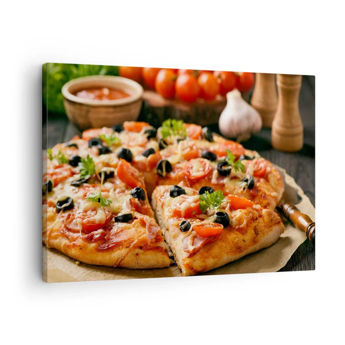 Impression sur toile - Image sur toile - Pizza aux tomates, olives et herbes fraîches sur la table - 70x50cm - Tu t'en es encore tiré - Décoration murale moderne pour le salon et la chambre ARTTOR