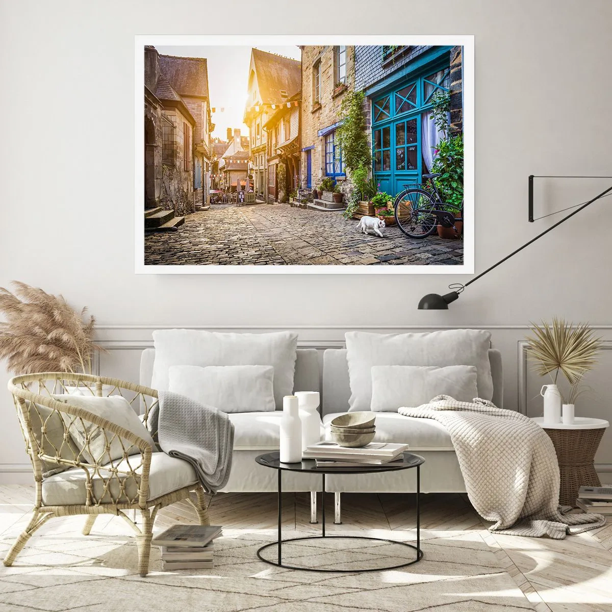 Affiche - Poster - Une charmante rue pavée au soleil - 100x70cm - Aux confins du monde - Décoration murale moderne pour le salon et la chambre ARTTOR