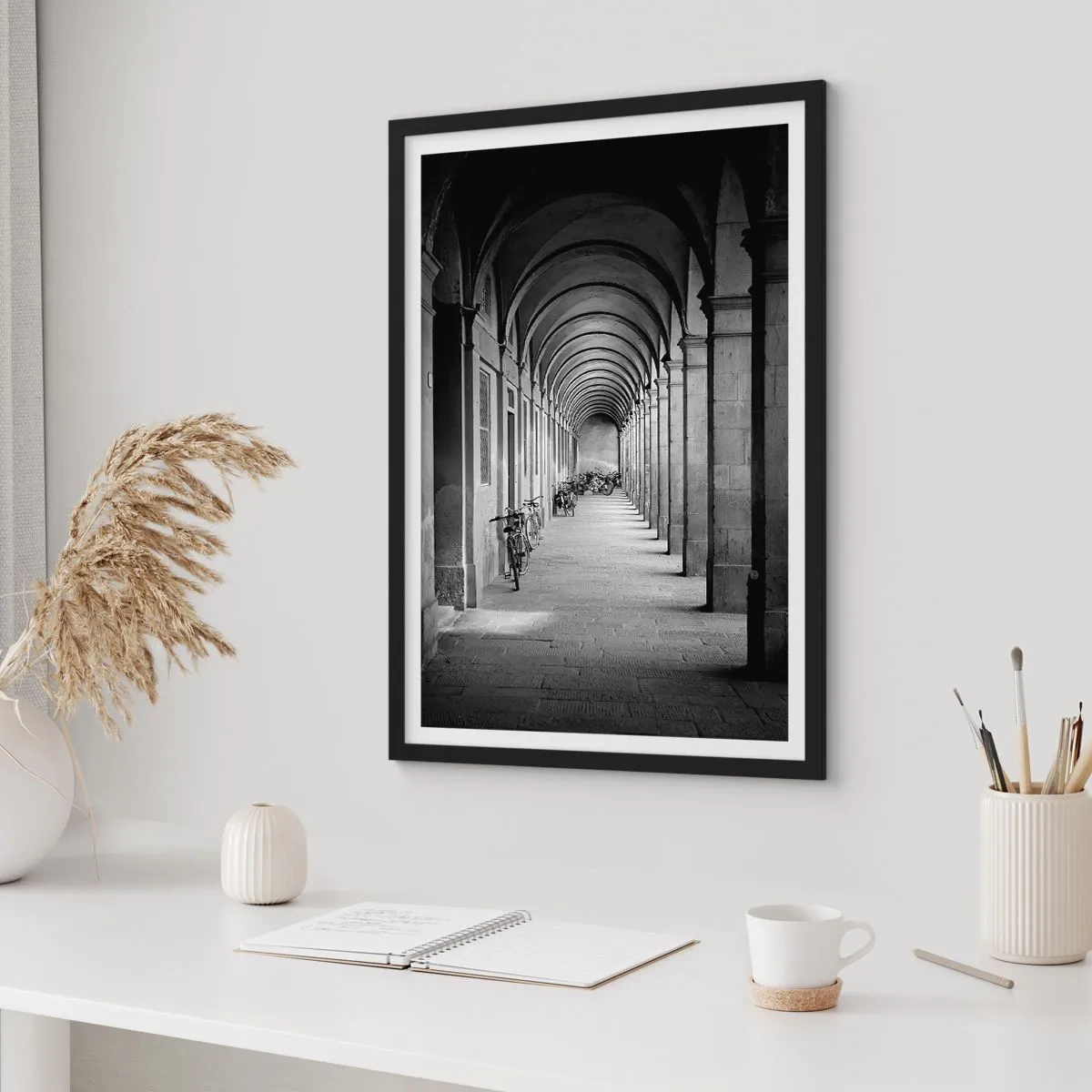 Affiche dans un cadre noir - Poster - Architecture en noir et blanc des arcades - 50x70cm - Sous les arcades - Décoration murale moderne pour le salon et la chambre ARTTOR