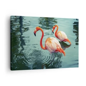 Impression sur toile - Image sur toile - Deux flamants roses dans l'eau calme reflétant leur environnement - 70x50cm - Nous sommes à la mode maintenant - Décoration murale moderne pour le salon et la chambre ARTTOR