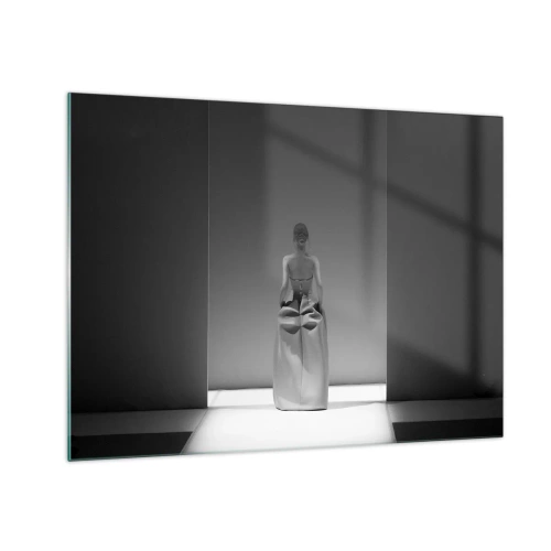 Impression sur verre - Image sur verre - Une photo en noir et blanc d'une femme en robe sur fond de lumière. - 70x50cm - Simplicité raffinée - Décoration murale moderne pour le salon et la chambre ARTTOR
