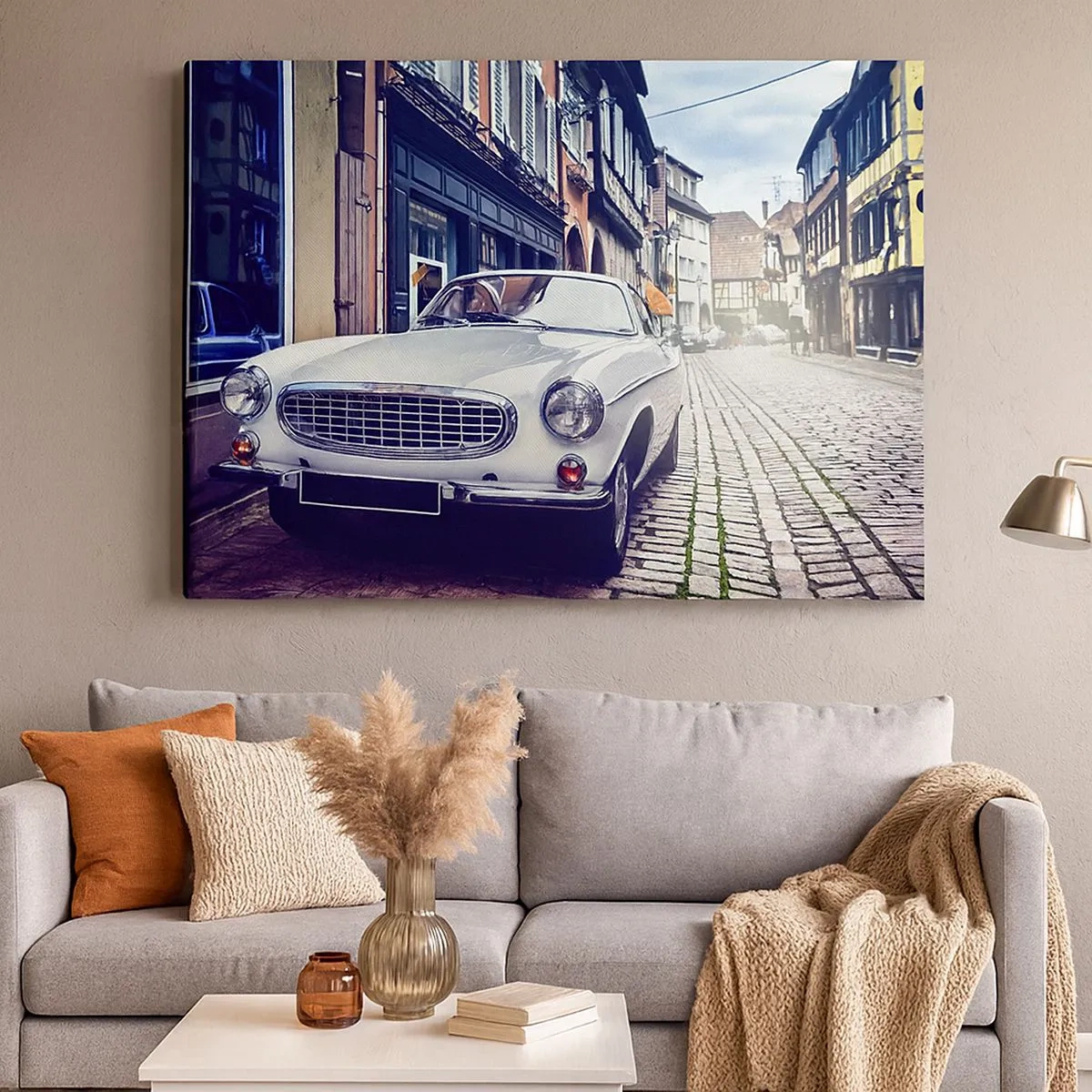 Impression sur toile - Image sur toile - Une voiture blanche classique dans une rue pavée de la ville - 70x50cm - Le passé est aujourd'hui - Décoration murale moderne pour le salon et la chambre ARTTOR