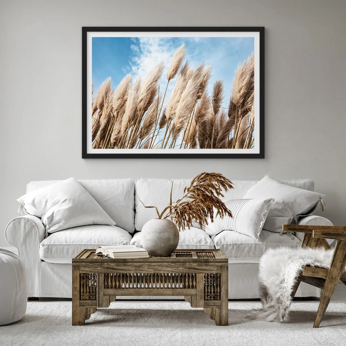 Affiche dans un cadre noir - Poster - Herbes de pampa délicates contre un ciel bleu avec des nuages légers - 70x50cm - Caresse ensoleillée et venteuse - Décoration murale moderne pour le salon et la chambre ARTTOR