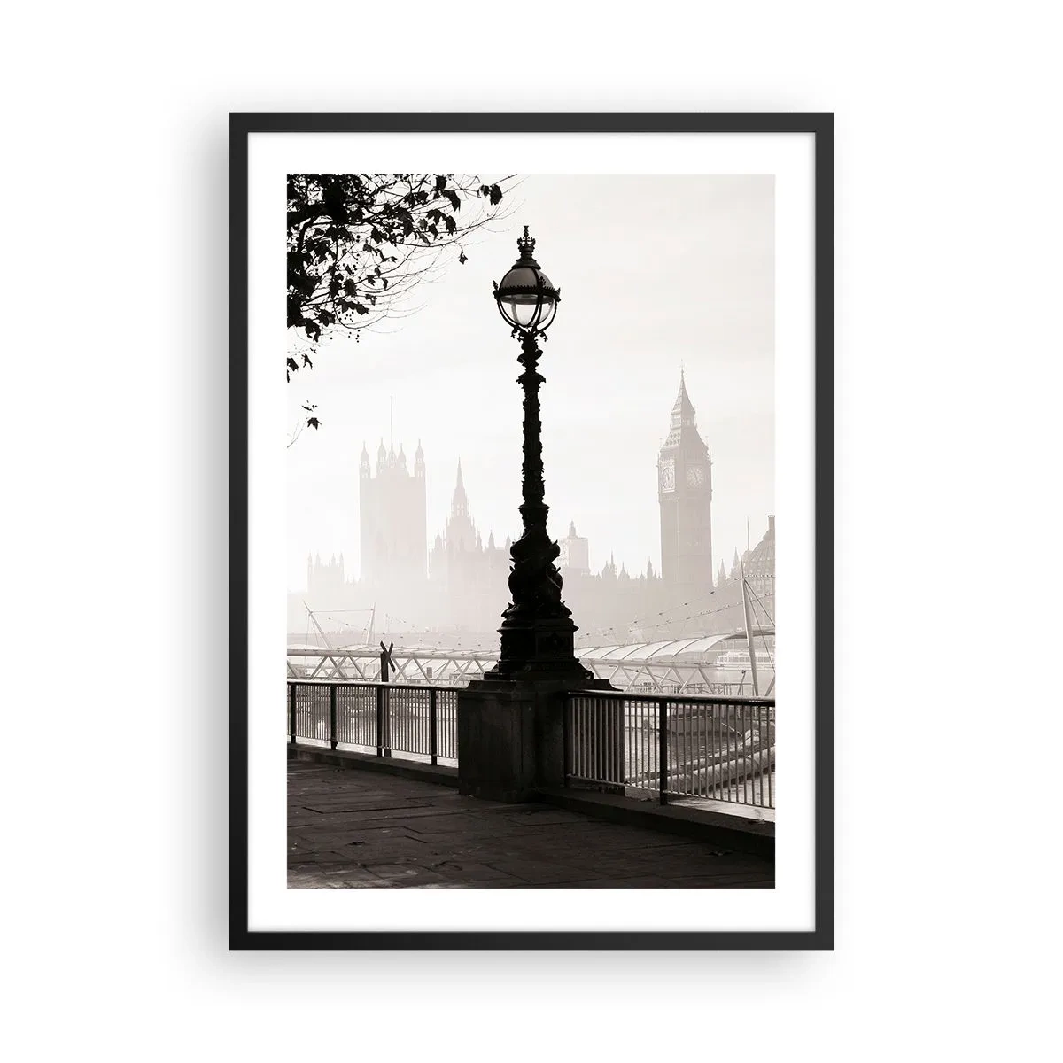 Affiche dans un cadre noir - Poster - Une photographie en noir et blanc d'un phare sur fond de monuments urbains brumeux. - 50x70cm - Un matin londonien - Décoration murale moderne pour le salon et la chambre ARTTOR