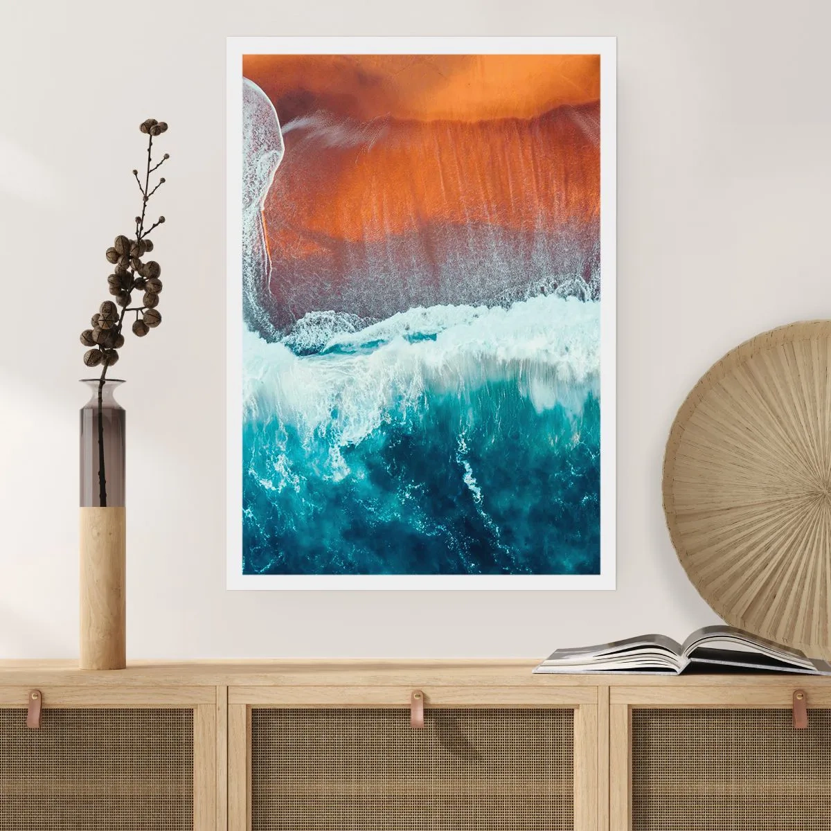 Affiche - Poster - Les vagues de l'océan s'écrasent contre le rivage avec du sable aux couleurs chaudes - 50x70cm - Caresse de l'océan - Décoration murale moderne pour le salon et la chambre ARTTOR