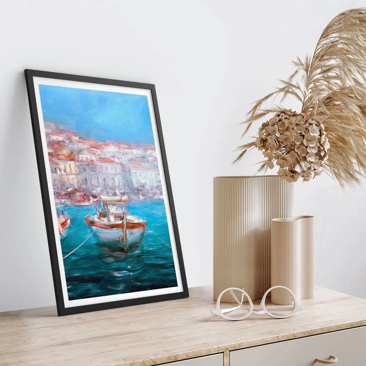 Affiche dans un cadre noir - Poster - Un bateau dans le port, avec vue sur la ville - 50x70cm - Baie italienne - Décoration murale moderne pour le salon et la chambre ARTTOR