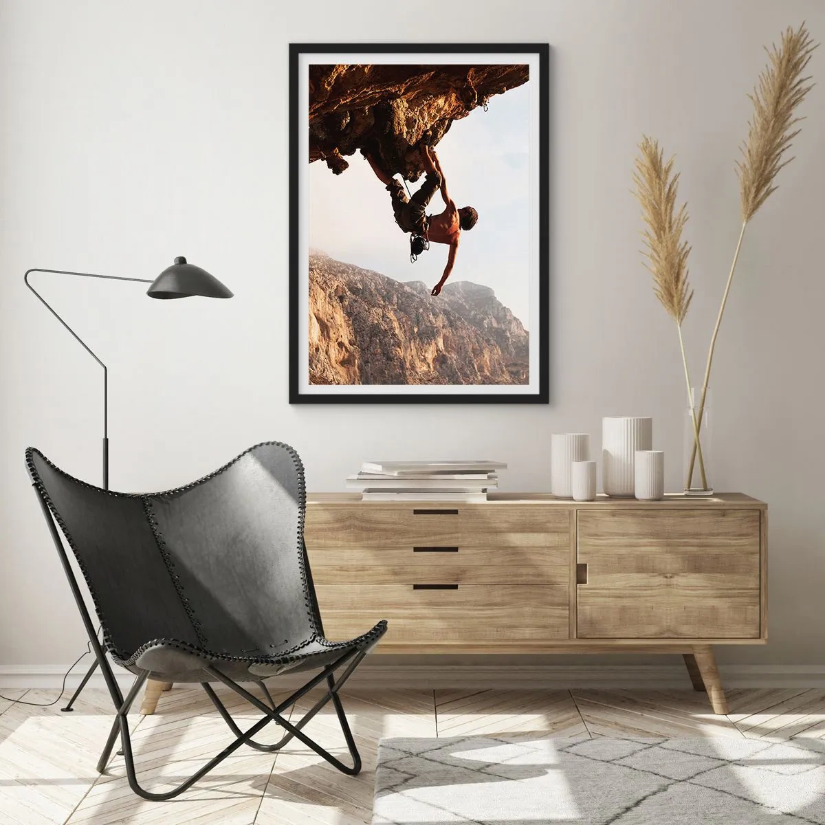 Affiche dans un cadre noir - Poster - Escalade au soleil - 50x70cm - Le monde rétréci dans une main sur une coupe de rocher - Décoration murale moderne pour le salon et la chambre ARTTOR