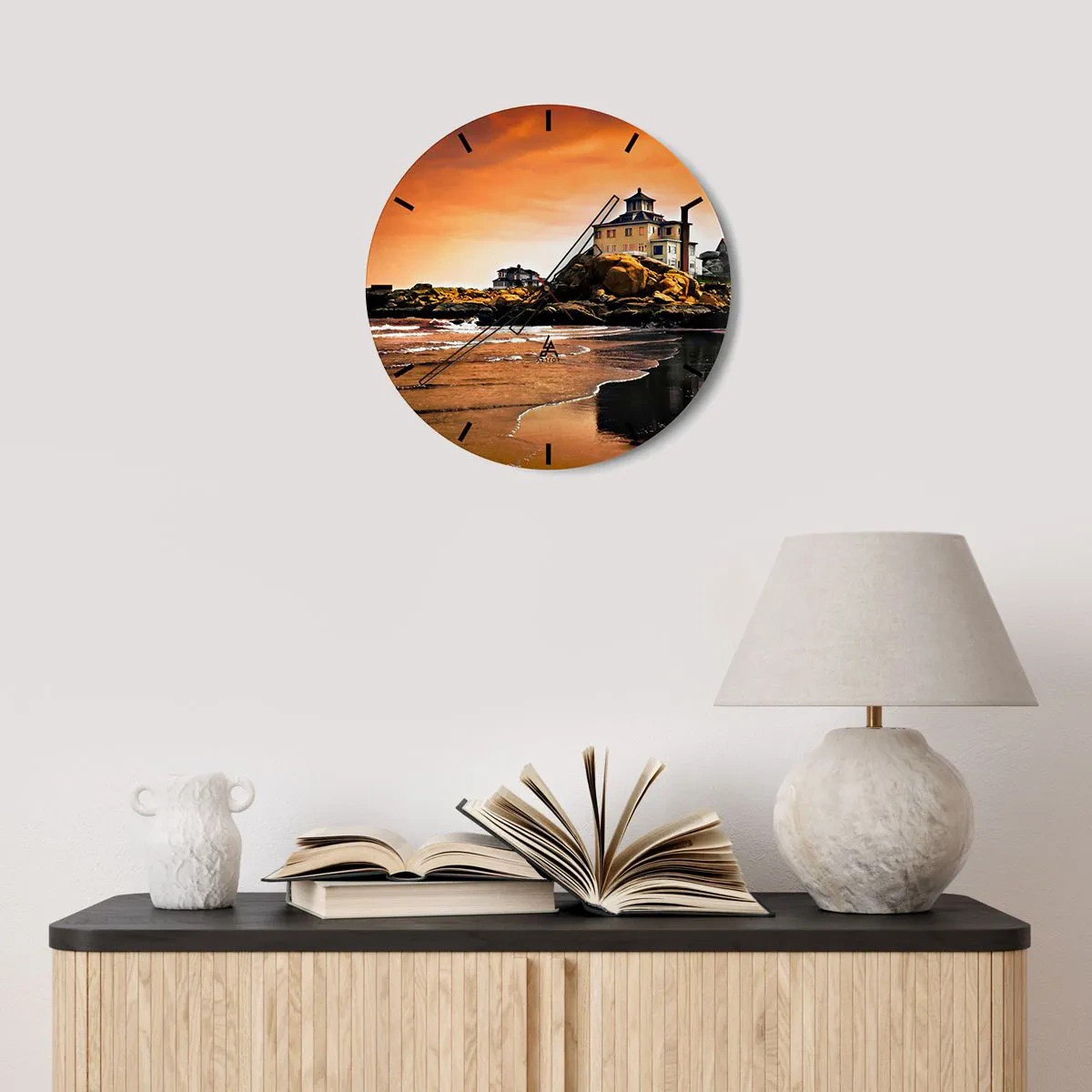 Horloge murale - Pendule murale - Une maison sur une côte rocheuse au coucher du soleil - 30x30cm - L'élégance de la côte ouest - Décoration murale moderne pour le salon, la cuisine et la chambre ARTTOR