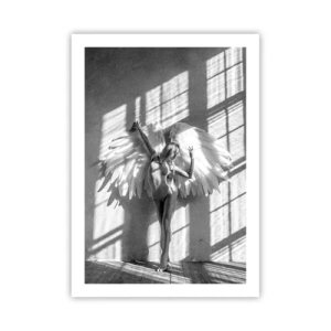 Affiche - Poster - Photographie en noir et blanc d'une femme avec des ailes d'ange - 50x70cm - Directement du ciel - Décoration murale moderne pour le salon et la chambre ARTTOR