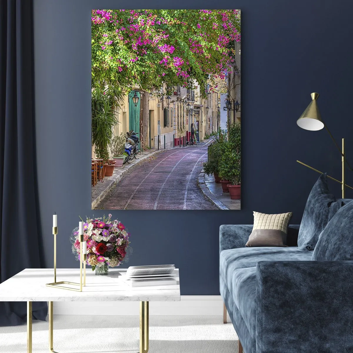 Impression sur verre - Image sur verre - Une charmante rue avec des vignes fleuries et des tables de café - 70x100cm - Allée fleurie - Décoration murale moderne pour le salon et la chambre ARTTOR