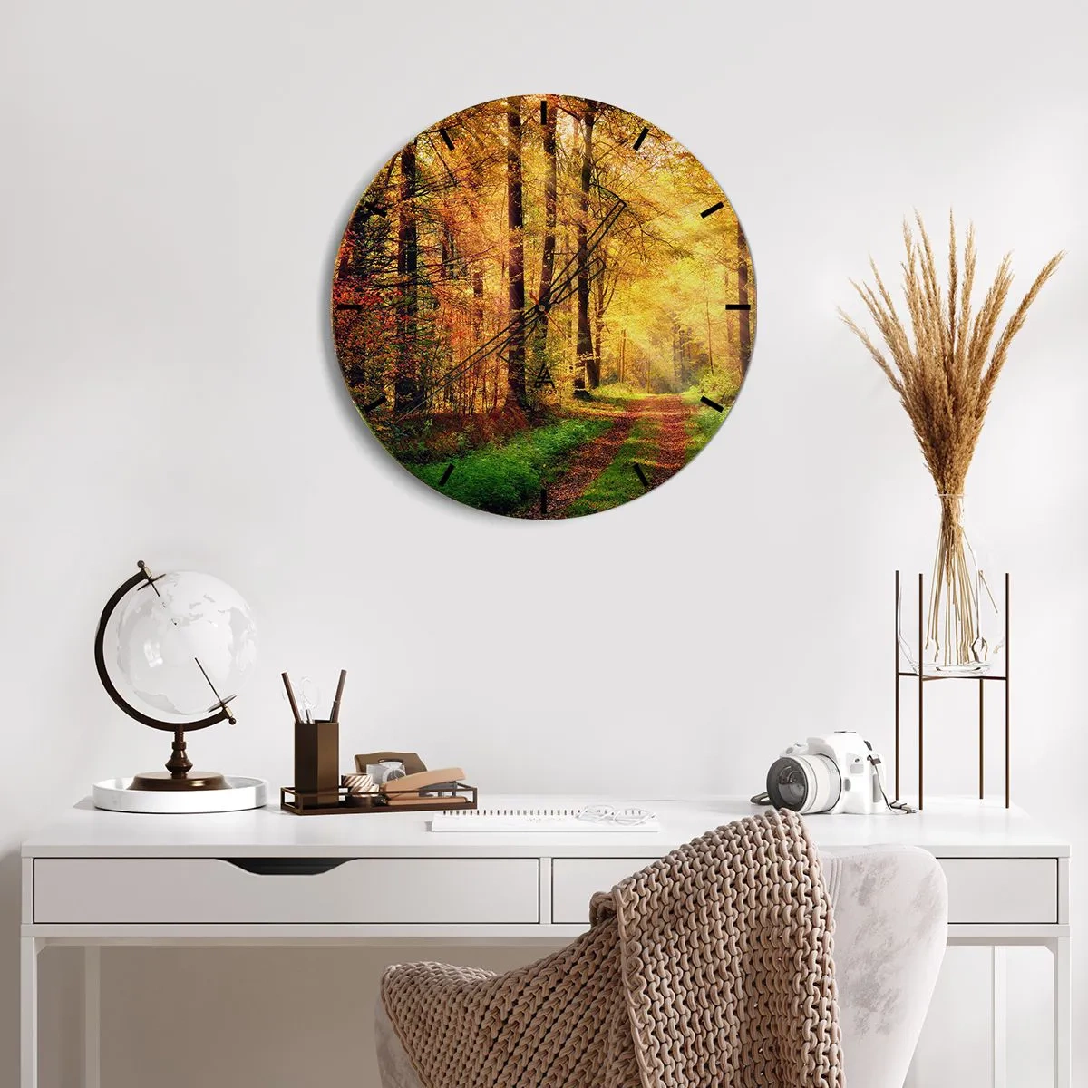 Horloge murale - Pendule murale - Un chemin dans une forêt d'automne dorée éclairée par le soleil - 30x30cm - Silence d'or en forêt - Décoration murale moderne pour le salon, la cuisine et la chambre ARTTOR