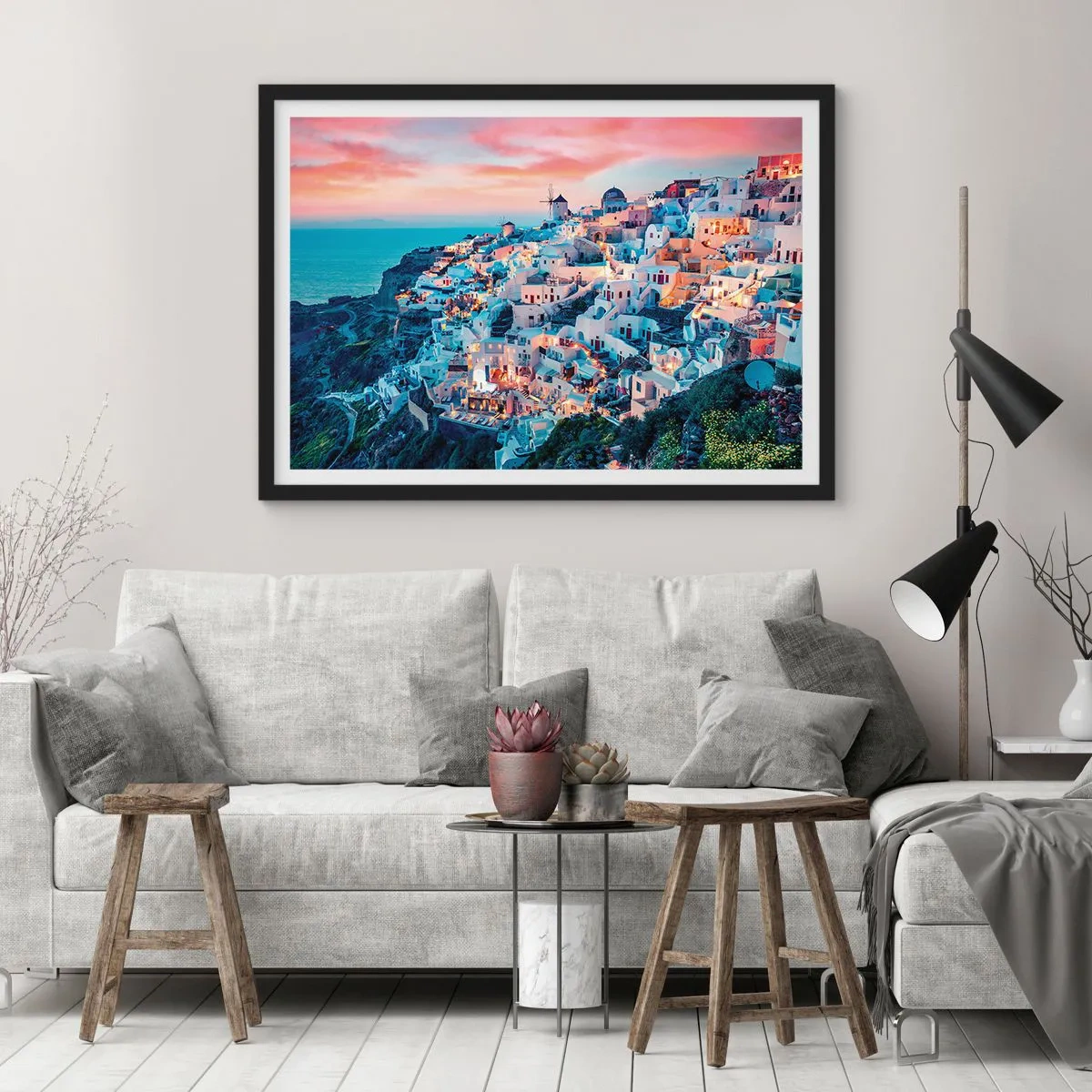 Affiche dans un cadre noir - Poster - Santorin au coucher du soleil avec des bâtiments blancs sur la colline - 70x50cm - Vos grandes vacances en Grèce - Décoration murale moderne pour le salon et la chambre ARTTOR
