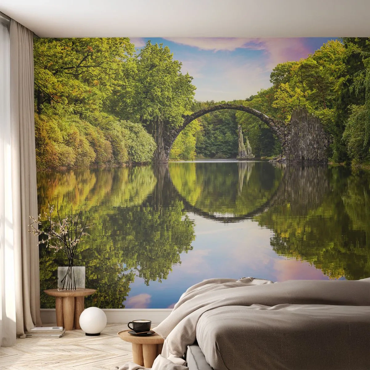 Papier Peint Photo Premium Sand - Un pont de pierre se reflétant dans l'eau, entouré de verdure - 100x70cm - À la jonction de deux mondes - Décoration murale moderne pour le salon et la chambre ARTTOR