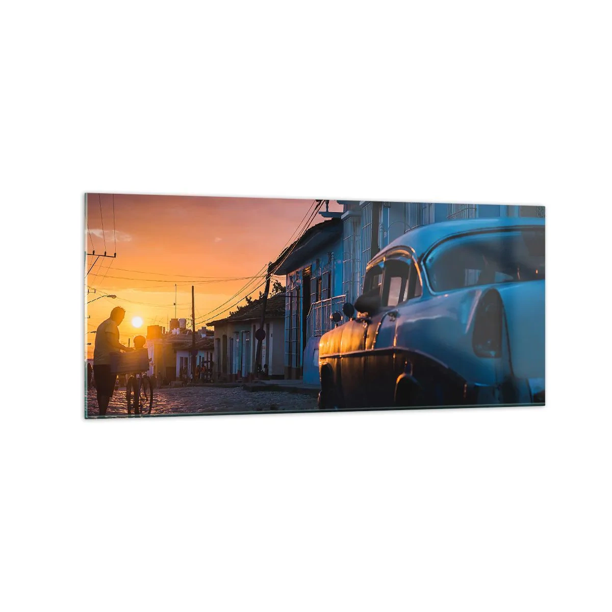 Impression sur verre - Image sur verre - Voiture et vélo rétro dans la rue à la lumière du soleil couchant - 120x50cm - Ici, le temps ralentit - Décoration murale moderne pour le salon et la chambre ARTTOR