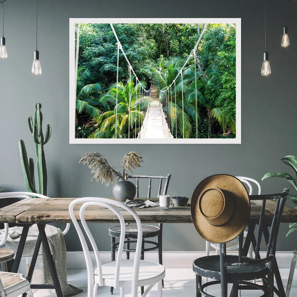 Affiche - Poster - Un pont suspendu dans une jungle tropicale pleine de verdure - 100x70cm - Welcome to the jungle! - Décoration murale moderne pour le salon et la chambre ARTTOR