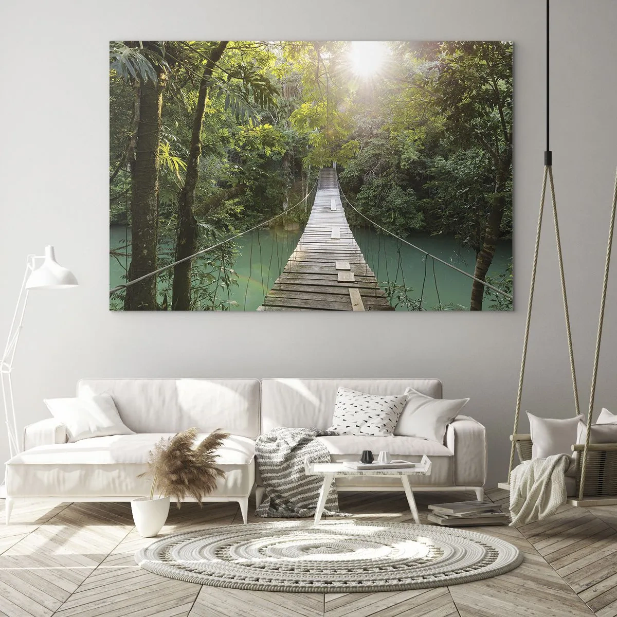 Impression sur verre - Image sur verre - Un pont suspendu dans une forêt tropicale illuminée par la lumière du soleil. - 100x70cm - De l'eau azur à la forêt azur - Décoration murale moderne pour le salon et la chambre ARTTOR