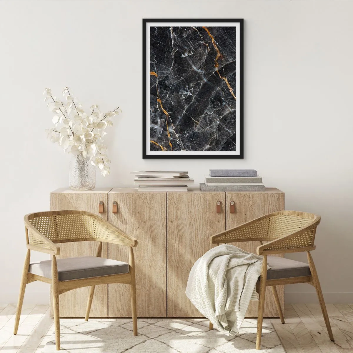 Affiche dans un cadre noir - Poster - Marbre noir avec de subtiles veines dorées dans un cadre élégant - 50x70cm - La vie intérieure de la pierre - Décoration murale moderne pour le salon et la chambre ARTTOR