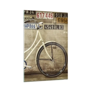 Impression sur verre - Image sur verre - Un vélo rétro contre un mur décoré de plaques d'immatriculation - 70x100cm - Pas de complexes - Décoration murale moderne pour le salon et la chambre ARTTOR