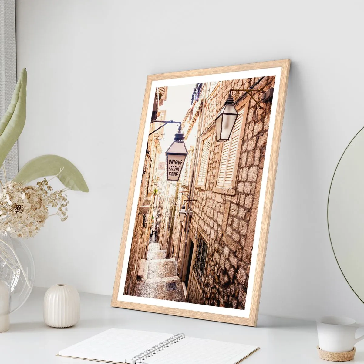 Affiche dans un chêne clair - Poster - Une charmante ruelle - 70x100 cm