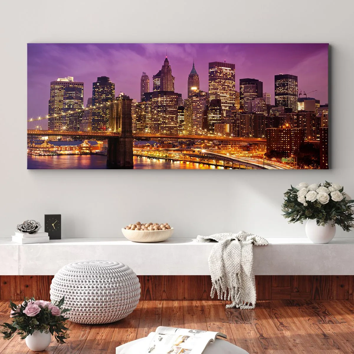 Impression sur toile - Image sur toile - Panorama de la ville avec le pont dans la lumière du soir contre le ciel violet - 140x50cm - Manhathann or violet - Décoration murale moderne pour le salon et la chambre ARTTOR