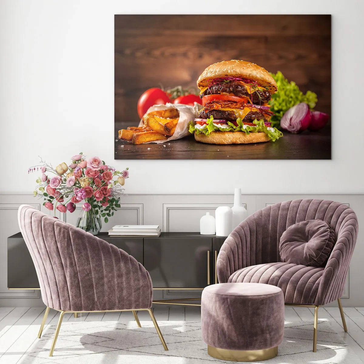 Impression sur verre - Image sur verre - Burger juteux avec garnitures et frites sur fond de bois - 120x80cm - Le fruit défendu - Décoration murale moderne pour le salon et la chambre ARTTOR