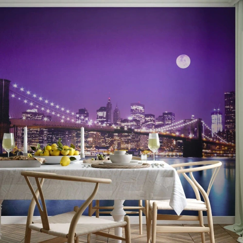 Papier peint sur mesure Premium Sand - Lumières de grande ville en violet - Ville, New York, le pont de Brooklyn