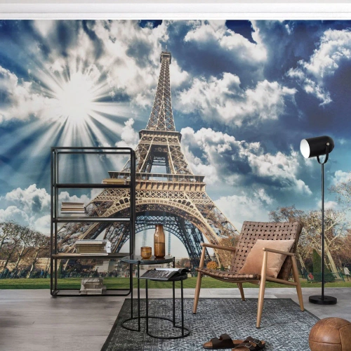 Papier Peint Photo Premium Canvas - La Tour Eiffel sous un ciel ensoleillé avec des nuages - 100x70cm - La seule et unique sous le soleil - Décoration murale moderne pour le salon et la chambre ARTTOR