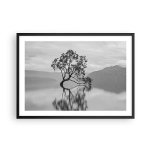 Affiche dans un cadre noir - Poster - Un arbre solitaire se reflétant dans l'eau avec des montagnes en arrière-plan - 70x50cm - Un tel pays existe - Décoration murale moderne pour le salon et la chambre ARTTOR