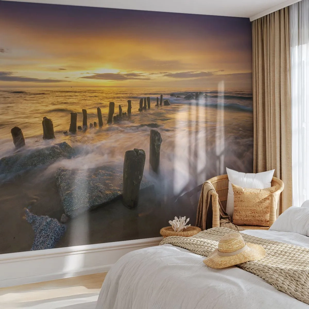Papier Peint Photo Premium Sand - Coucher de soleil sur la mer avec des poteaux en bois dans l'eau - 100x70cm - La beauté brute de la mer Baltique - Décoration murale moderne pour le salon et la chambre ARTTOR
