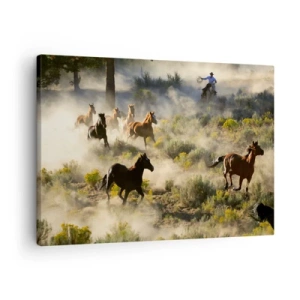 Impression sur toile - Image sur toile - Un troupeau de chevaux sauvages galopant à travers la poussière et la végétation - 70x50cm - Rivalité - liberté ou force masculine ? - Décoration murale moderne pour le salon et la chambre ARTTOR