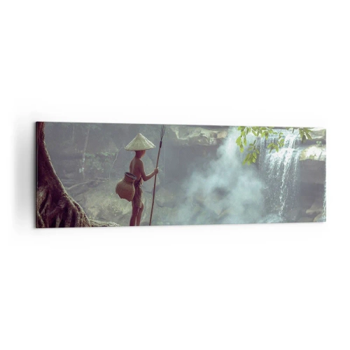 Impression sur toile - Image sur toile - Une figure avec une lance près d'une cascade dans une forêt tropicale - 160x50cm - Lier d'amitié avec la nature - Décoration murale moderne pour le salon et la chambre ARTTOR
