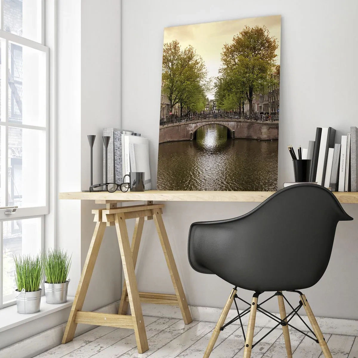 Impression sur verre - Image sur verre - Un canal et un pont entourés d'immeubles à Amsterdam - 50x70cm - En bateau ou à vélo ? - Décoration murale moderne pour le salon et la chambre ARTTOR