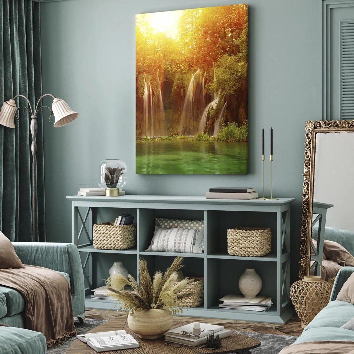 Impression sur toile - Image sur toile - Cascades entourées de verdure dans la lueur du soleil couchant - 50x70cm - Au soleil et à l'ombre - Décoration murale moderne pour le salon et la chambre ARTTOR