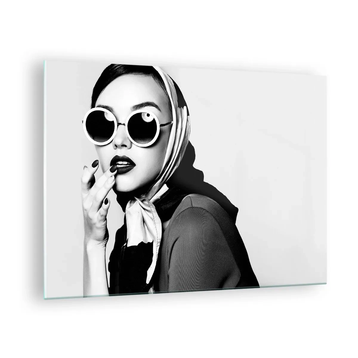 Impression sur verre - Image sur verre - Femme élégante avec des lunettes et un foulard noir et blanc - 70x50cm - Salutations des années 60 - Décoration murale moderne pour le salon et la chambre ARTTOR
