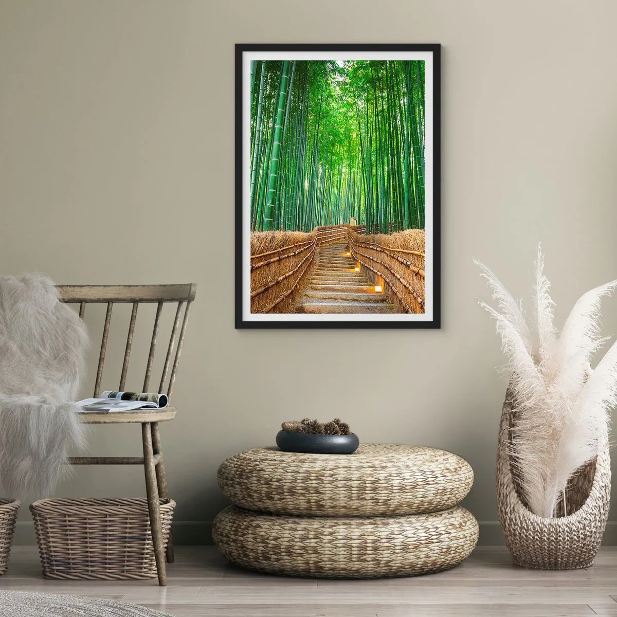 Affiche dans un cadre noir - Poster - Chemin à travers la forêt de bambous avec éclairage - 50x70cm - L'essence de la nature asiatique - Décoration murale moderne pour le salon et la chambre ARTTOR