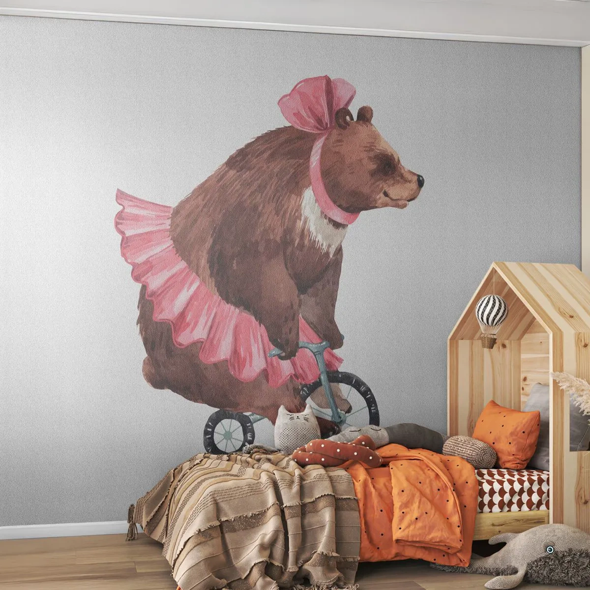 Papier Peint Photo Premium Canvas - Un ours en peluche dans une jupe rose sur un vélo de style rétro - 100x70cm - Quel cirque ! - Décoration murale moderne pour le salon et la chambre ARTTOR