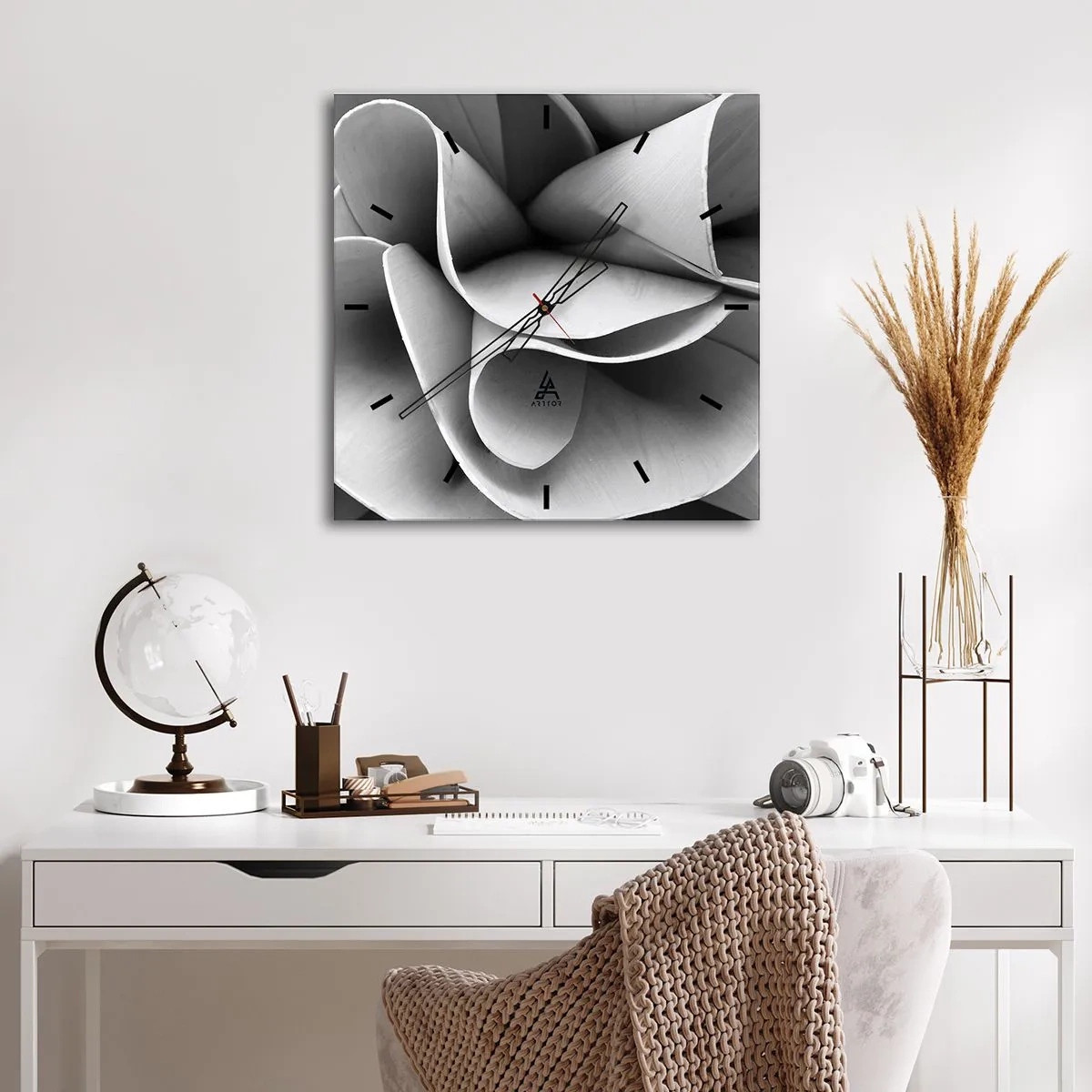 Horloge murale - Pendule murale - Détails en noir et blanc de formes abstraites - 30x30cm - Il s'en passe dans l'espace - Décoration murale moderne pour le salon et la chambre ARTTOR