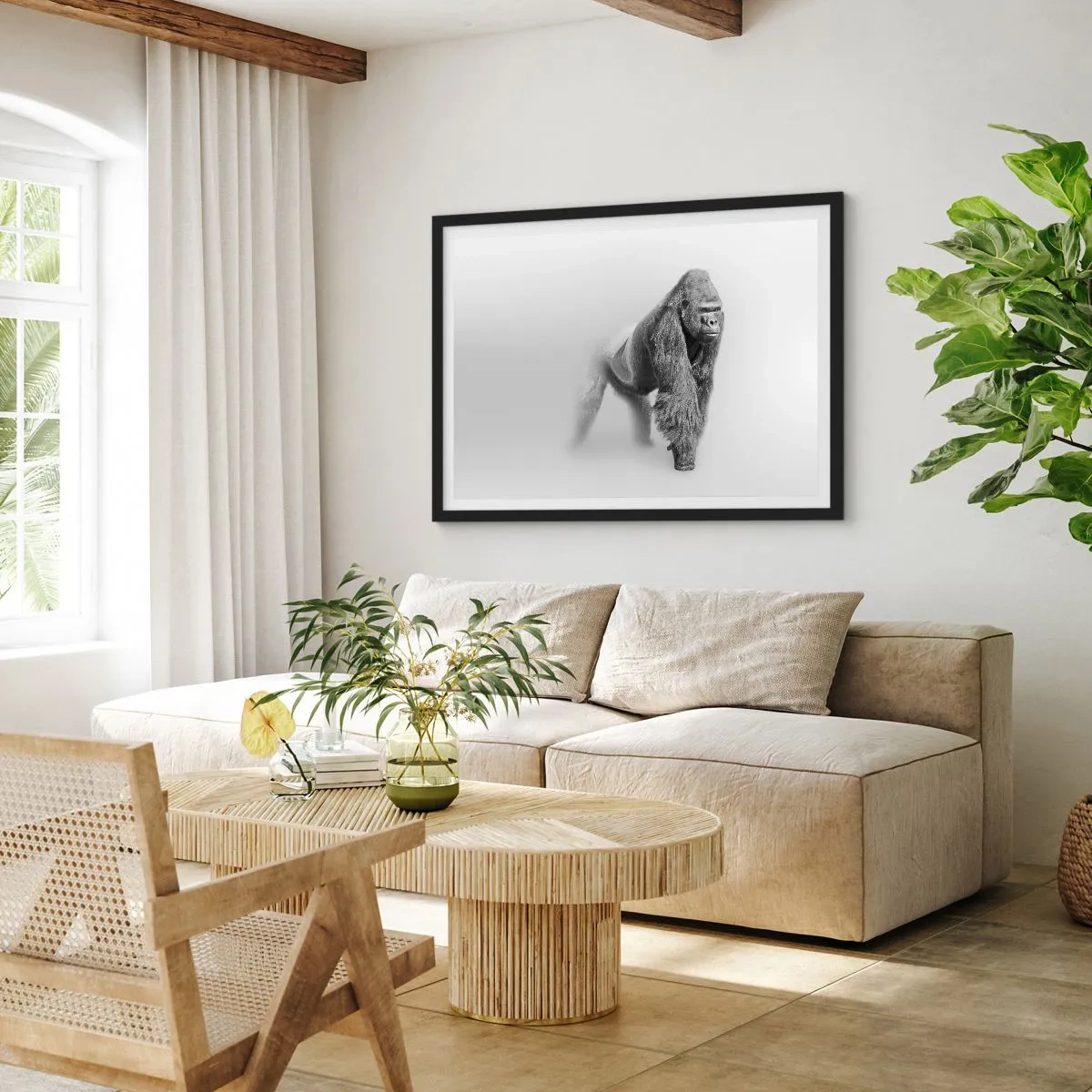 Affiche dans un cadre noir - Poster - Gorille aux tons monochromes sur fond blanc - 100x70cm - Confiant en sa force - Décoration murale moderne pour le salon et la chambre ARTTOR