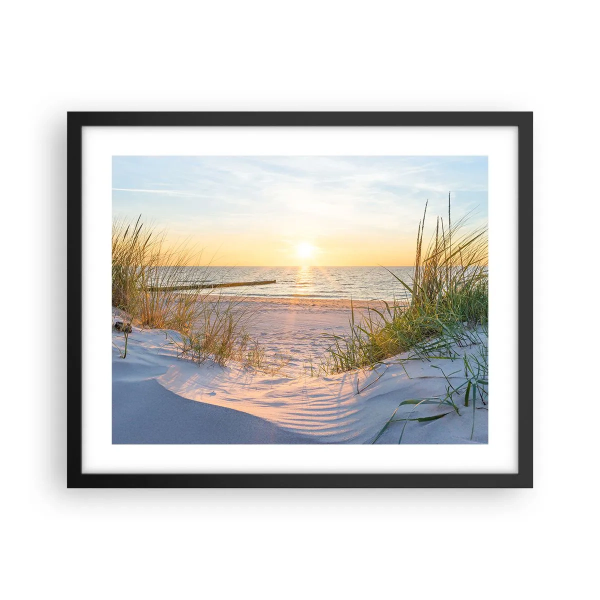 Affiche dans un cadre noir - Poster - Le bruit de la mer, le chant des oiseaux, une plage sauvage parmi les herbes… - 50x40 cm